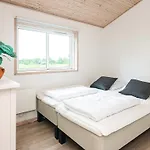 Scandinavian Lakeside Retreat-By Traum
