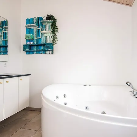 Semesterbostad Scandinavian Lakeside Retreat-by Traum