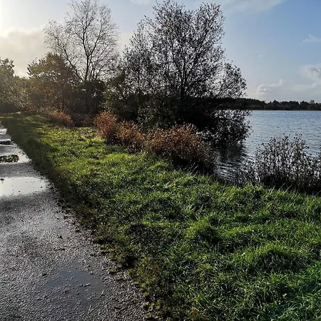 Scandinavian Lakeside Retreat-by Traum Сasa de vacaciones