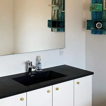 Scandinavian Lakeside Retreat-by Traum Semesterbostad